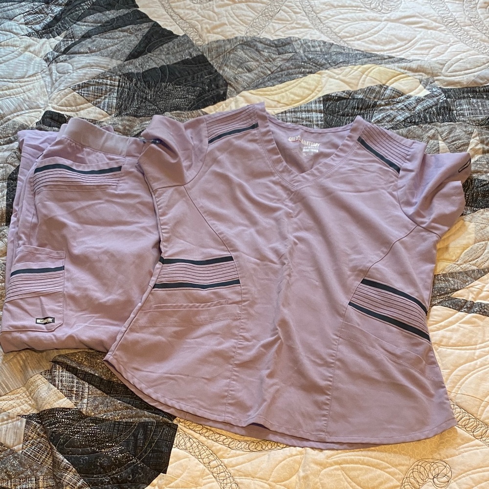 Greys Anatomy Lavender Women’s Scrubs- Large top / XL P bottoms.